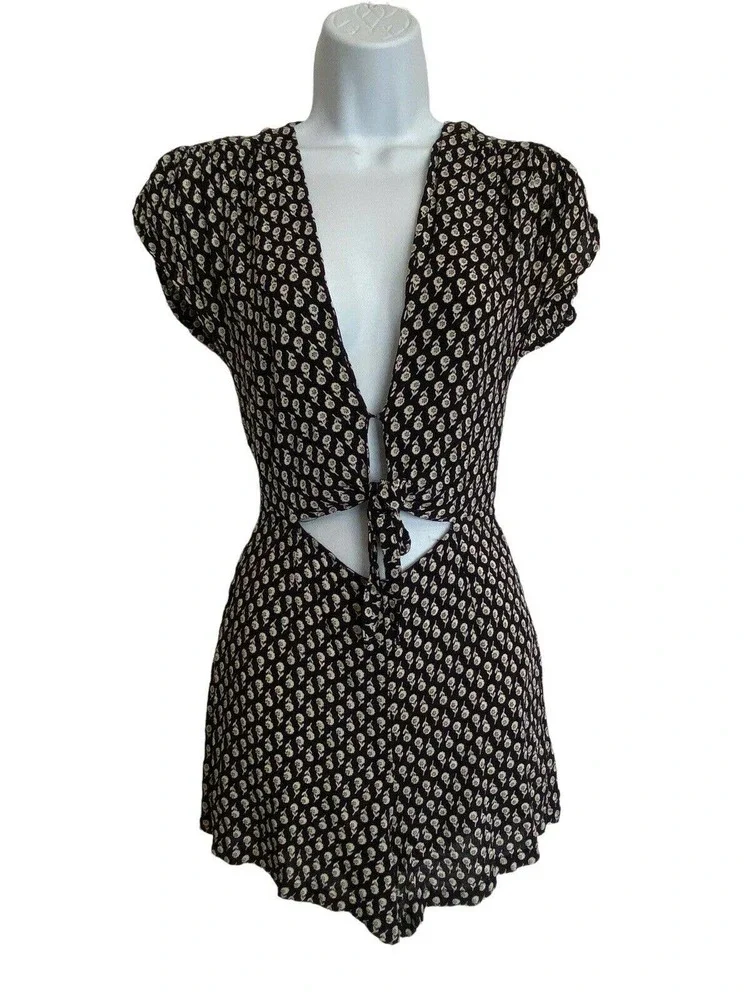 Reformation Holly Floral Cut Out Romper Size 4 Front Tie Black Short Sleeve - Picture 2 of 6